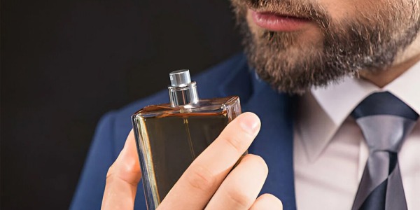 ΤΑ ΚΑΛΥΤΕΡΑ ΞΥΛΩΔΗ ΑΝΔΡΙΚΑ ΑΡΩΜΑΤΑ: ΠΟΙΟ ΤΑΙΡΙΑΖΕΙ ΣΕ ΣΕΝΑ