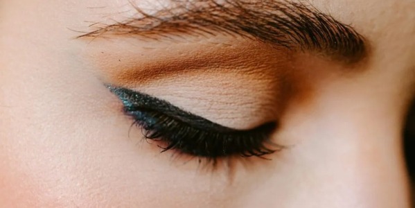 Το Καλύτερο Eyeliner: Tips & Τεχνικές για Αψεγάδιαστο Στυλ